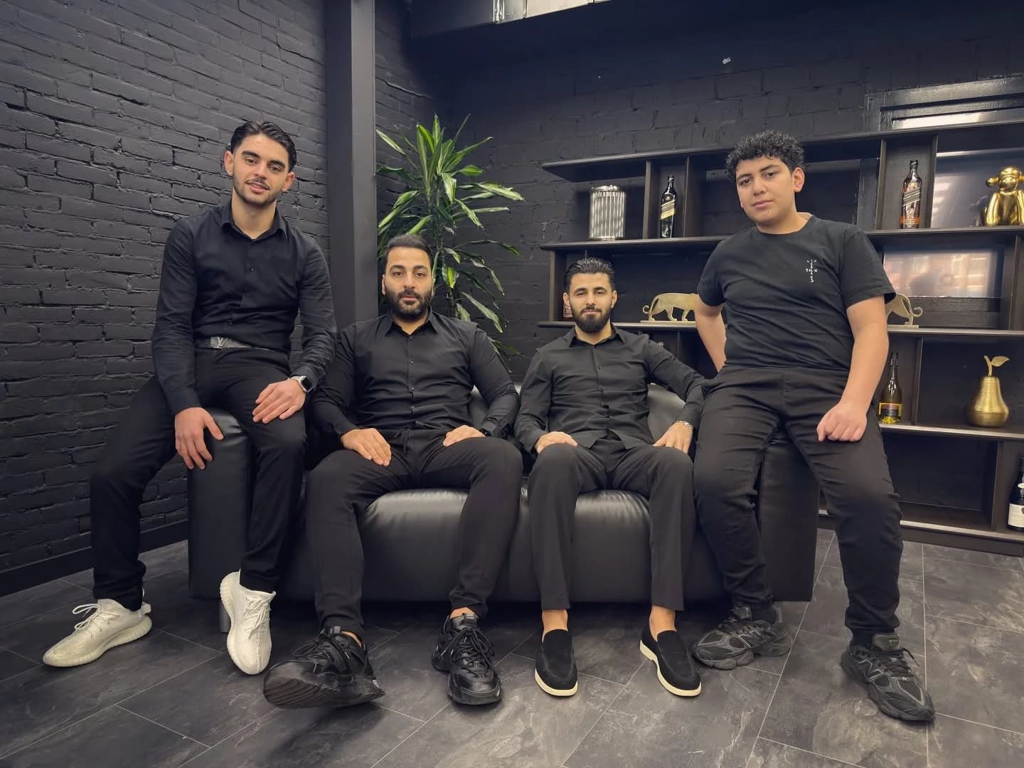 De vier barbers van Lighthouse Hair Dressers in de salon